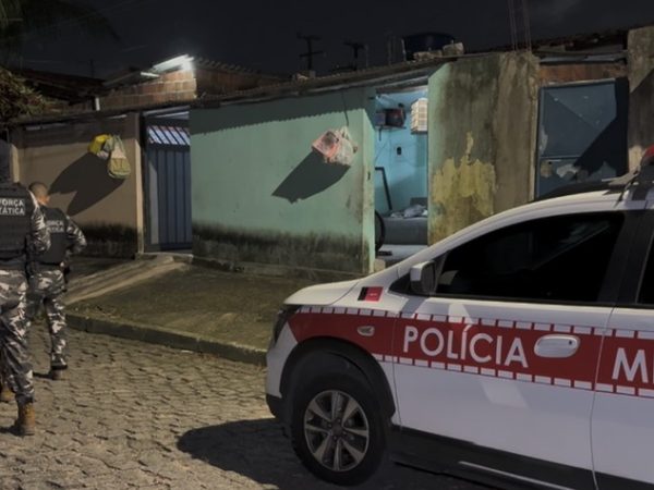Dois homens são mortos a tiros dentro de casas vizinhas, em João Pessoa — Foto: Flávio Fernandes/TV Cabo Branco