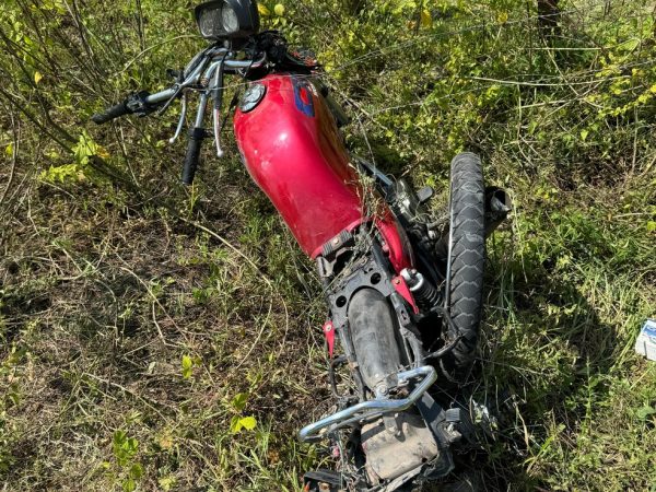A motocicleta em que estavam o mototaxista e a passageira ficou destruída. — Foto: Reprodução/Polícia Civil