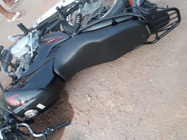 Motocicleta usada pelos assaltantes tem queixa de roubo — Foto: PM/Divulgação