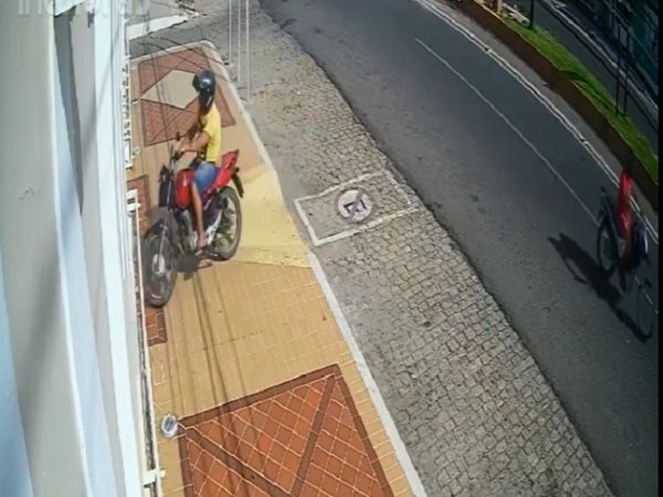 Homem joga moto contra porta da sede da prefeitura de Pau dos Ferros, no Alto Oeste potiguar — Foto: Reprodução