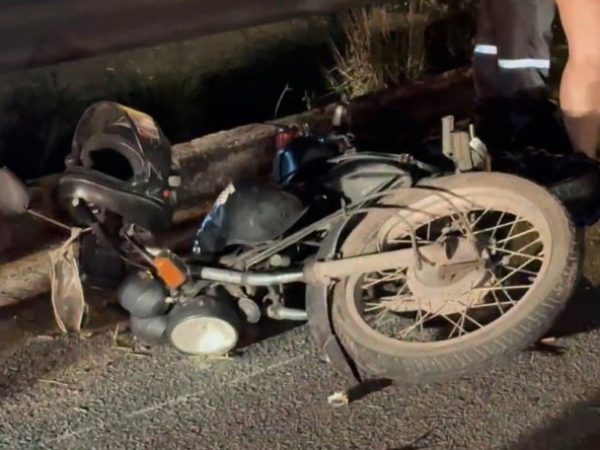 Mulher morre em colisão entre moto por aplicativo e carreta na BR-101, em João Pessoa — Foto: Reprodução / TV Cabo Branco