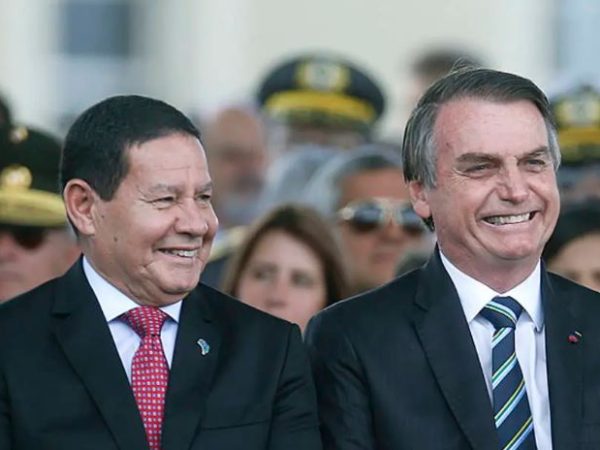 Vice-presidente Hamilton Mourão e o presidente Jair Bolsonaro durante cerimônia de comemoração ao Dia do Exército, em Brasília — Foto: Dida Sampaio / Estadão