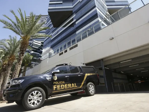 Brasília (DF), 31/08/2023 - Movimentação no prédio sede da Polícia Federal, que ouve Bolsonaro e mais sete envolvidos no caso da venda de joias. Foto: Marcelo Camargo/Agência Brasil