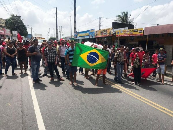 Manifestantes bloquearam a passagem de veículos, na RN-160, em São Gonçalo do Amarante — Foto: Kleber Teixeira/Inter TV Cabugi.