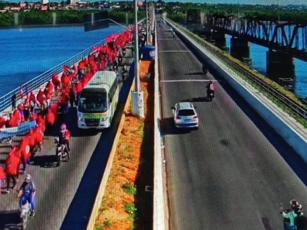 Manifestantes do MST passam pela Ponte de Igapó na manhã desta terça-feira (22). — Foto: PRF/Cedida