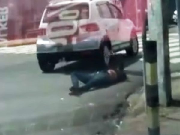 Mulher é arrastada por ruas da Zona Leste de Natal — Foto: Inter TV Cabugi/Reprodução