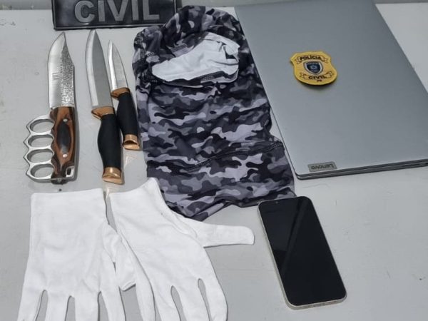Facas, luvas e aparelhos eletrônicos que foram apreendidos com a suspeita durante ação da Polícia Civil — Foto: Polícia Civil/Divulgação