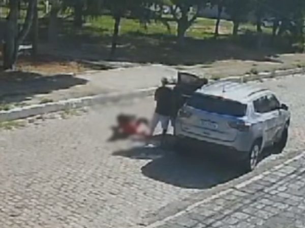 Mulher foi arremessada do carro durante assalto em Natal — Foto: Reprodução