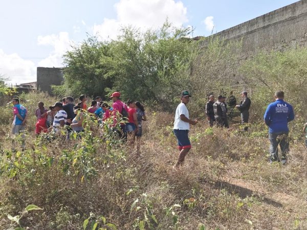 Corpos foram encontrados em meio a um matagal, em um terreno baldio no bairro Bom Pastor (Foto: Kleber Teixeira/Inter TV Cabugi)