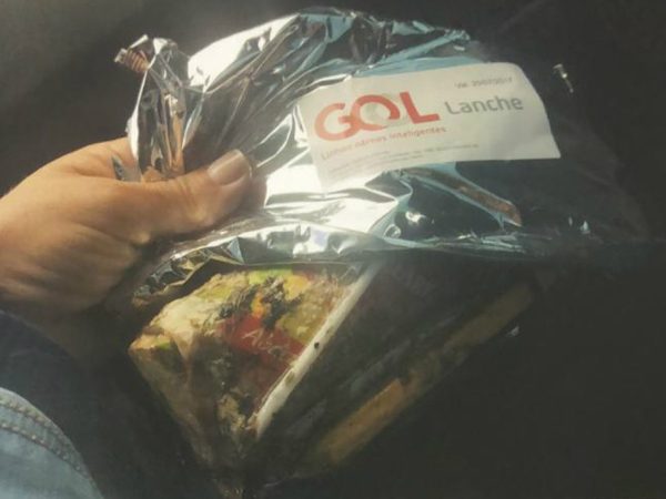 Consumidora denunciou ao Procon de Londrina que Gol Linhas Aéreas entrou kit com alimentos estragados — Foto: Divulgação/Procon