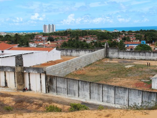 Um muro de concreto foi erguido dividindo o complexo penal ao meio (Foto: Anderson Barbosa/G1)