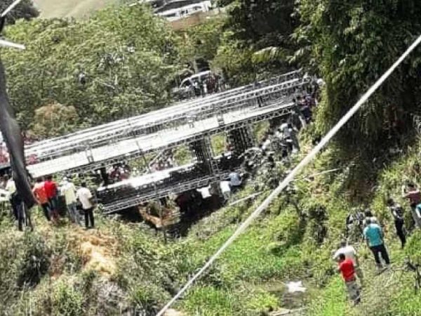 Os feridos estavam sobre a ponte no momento em que ela cedeu - © Divulgação / Corpo de Bombeiros