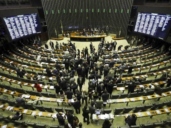 O prazo previsto em lei para parlamentares deixarem os cargos termina em 7 de abril (Foto: © Wilson Dias/Agência Brasil)