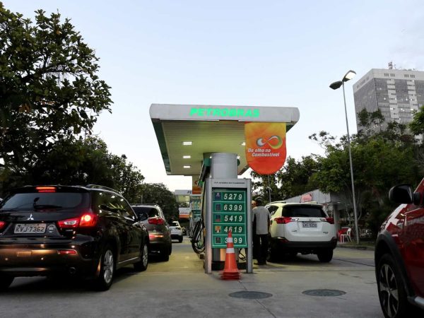 a ANP e os órgãos de defesa do consumidor orientarão os postos sobre a medida e garantirão ao consumidor a transparência dos preços dos combustíveis — Foto: Reprodução