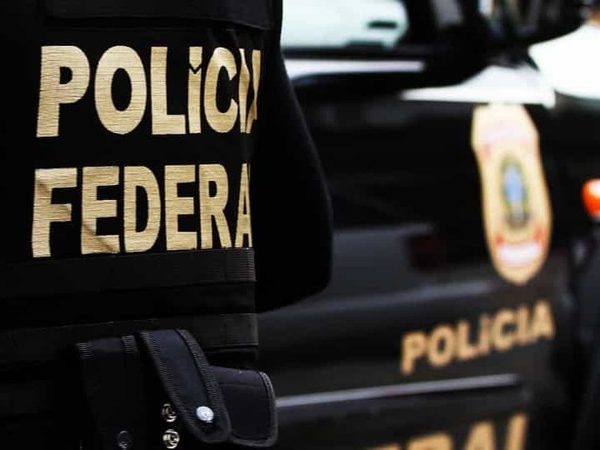 Cerca de 80 policiais federais cumpriram 12 mandados de busca e apreensão em endereços de São Paulo e do Rio de Janeiro — Foto: Reprodução.