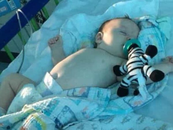 O caso aconteceu na Inglaterra e o bebê foi internado depois de apresentar febre — Foto: © DR