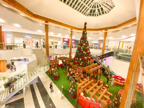 Decoração natalina em shopping de Natal — Foto: Augusto César Gomes