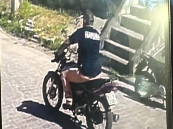 Imagens de câmeras de monitoramento mostram Ozires se aproximando da residência da vítima. — Foto: Divulgação/Polícia Civil da Paraíba