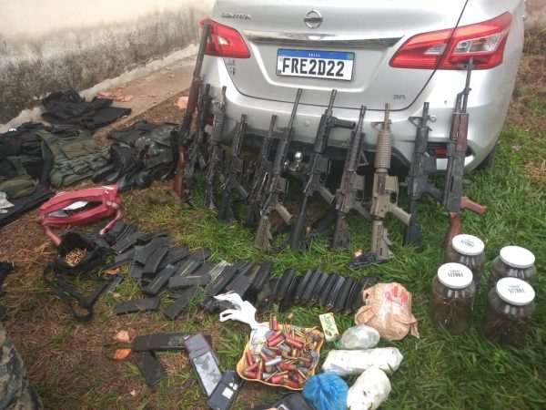 Granadas, fuzis e coletes à prova de bala foram apreendidos. — Foto: Divulgação/Polícia Militar