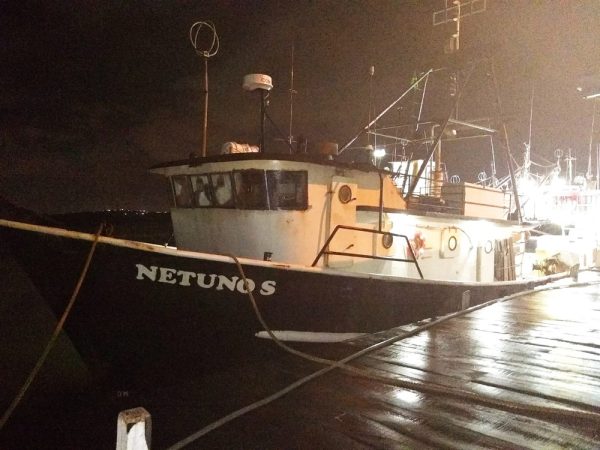 Náufragos foram tirados da água pela embarcação Netuno S, que foi acionada pelo Salvamar Nordeste — Foto: Marinha do Brasil/Divulgação