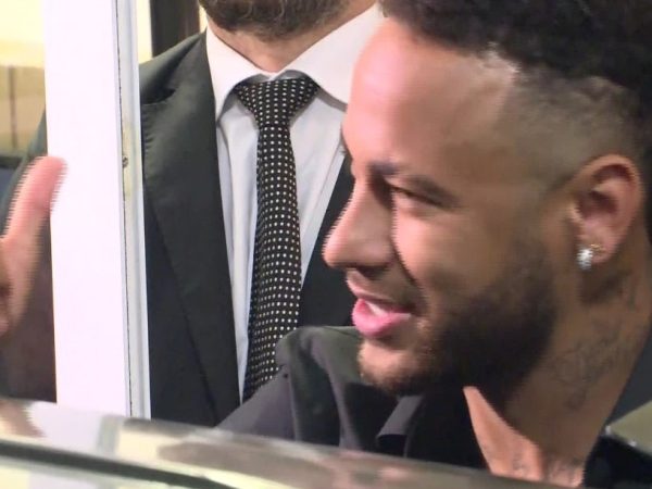 Neymar sorri e faz sinal de positivo após depoimento e agradecer carinho de fãs — Foto: Reprodução/ TV Globo
