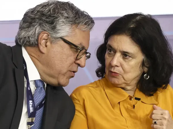 Brasília (DF), 15/10/2024 - O ministro de Relações Institucionais, Alexandre Padilha, e a ministra da Saúde, Nísia Trindade, durante a reunião plenária do Grupo Executivo do Complexo Econômico-Industrial da Saúde (GECEIS). Foto: Marcelo Camargo/Agência Brasil