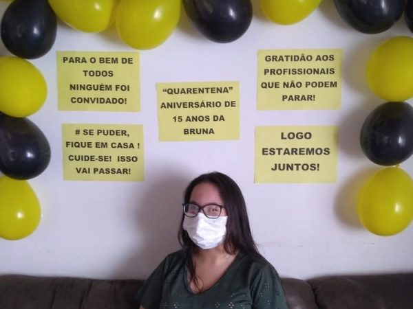 Isolamento social não impediu que a adolescente de Santa Cruz do Rio Pardo (SP) comemorasse os 15 anos de forma criativa com a família — Foto: Bruna Maia/Arquivo pessoal