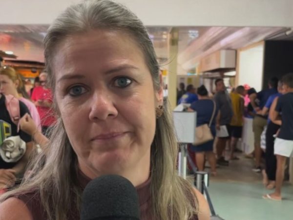 A assistente social Camila Martini estava preocupada porque voo da Voepass para sair de Fernando de Noronha foi cancelado — Foto: TV Globo/Reprodução