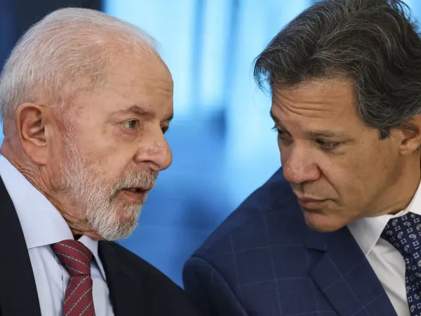 Brasília (DF), 11/09/2024 - O presidente Luiz Inácio Lula da Silva e o ministro da Fazenda, Fernando Haddad, durante a cerimônia Nova Indústria Brasil - Missão 4: Indústria e Revolução Digital, no Palácio do Planalto. Foto: Marcelo Camargo/Agência Brasil