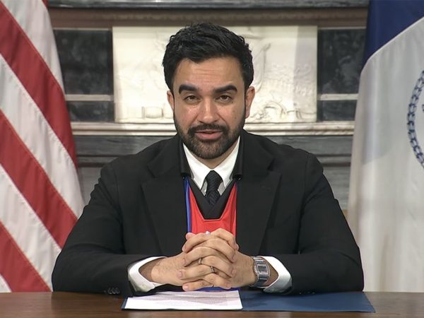 O prefeito de Nova York, Zohran Mamdani, defendeu o futebol como espaço de mobilização social e exaltou o ex-jogador brasileiro Sócrates e a Democracia Corinthiana. Frame: NYCMayor/X/Reprodução