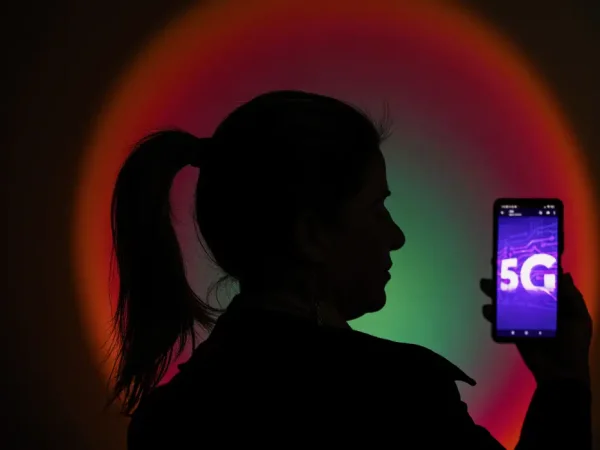 Brasília (DF) 21/01/2025 - Uma mulher segura um celular com a imagem da nova tecnologia 5G.
Desde 1 de janeiro de 2023, cidades com população igual ou superior a 500 mil habitantes começaram a receber o sinal do 5G. 
A Anatel espera que todas as cidades do país tenham esse tipo de rede até dezembro de 2029. 
Foto: Joédson Alves/Agência Brasil