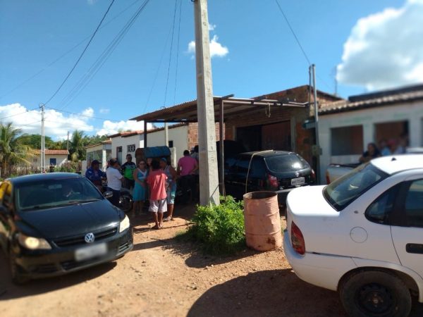 Duplo homicídio aconteceu dentro de uma oficina mecânica no bairro Pacheco — Foto: PMRN/Divulgação