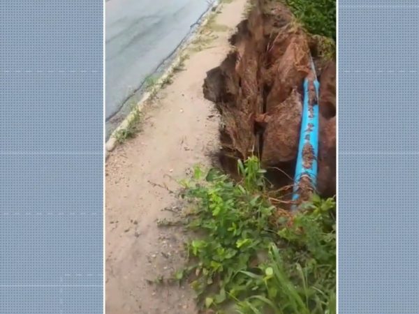 Após chuvas, cratera se abre e interdita parcialmente ladeira que liga dois bairros em João Pessoa — Foto: TV Cabo Branco