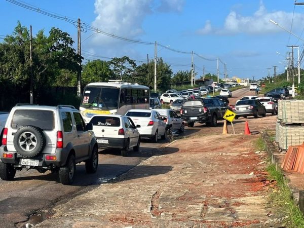 Congestionamento causado por desvio na avenida Olavo Montenegro, em Parnamirim, na Grande Natal — Foto: Vinícius Marinho/Inter TV Cabugi