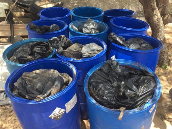 Material está armazenado nos município de Nísia Floresta e Tibau do Sul. Idema negocia envio do óleo para a indústria de cimento — Foto: Cedida.