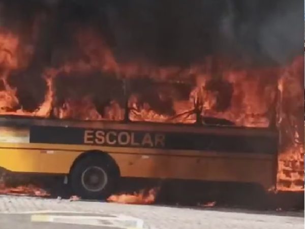 Ônibus pega fogo em Pau dos Ferros, no Alto Oeste potiguar — Foto: Reprodução