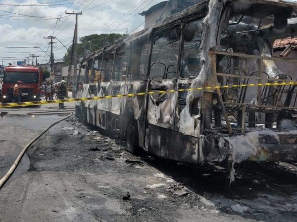 Pelo menos seis ônibus foram incendiados em Fortaleza — Foto: Messias Borges/SVM
