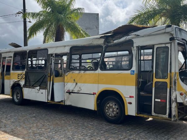 Ônibus escolar envolvido em acidente que deixou dois estudantes mortos, em Pilões, na Paraíba — Foto: Pedro Júnior/TV Cabo Branco