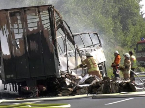 Apenas parte da carcaça do ônibus restou na estrada após a explosão (News5 / Fricke via AP)