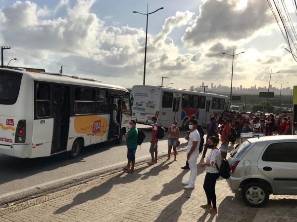 Ônibus e transportes alternativos circulam lotados em 4º dia de greve dos rodoviários em Natal. — Foto: Ayrton Freire/Inter TV Cabugi