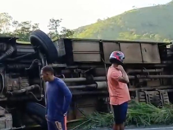 Ônibus ficou tombado às margens da PB-077 — Foto: TV Cabo Branco/Reprodução