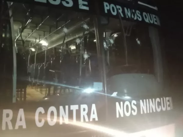 Marcas de tiros em ônibus estudantil no interior do Rio Grande do Norte. — Foto: Cedida