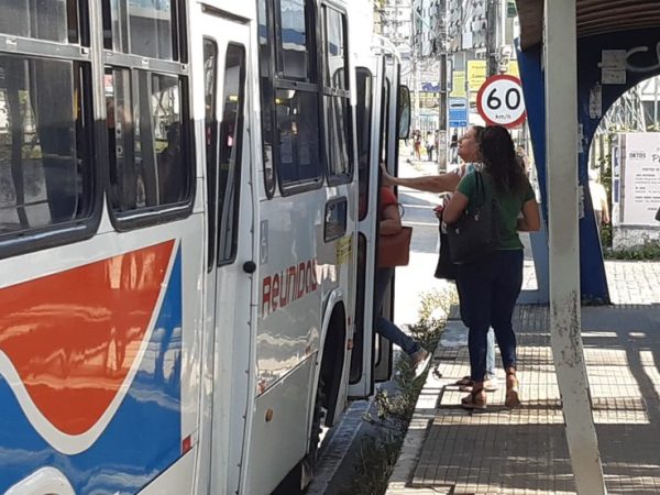 Passageiras sobem em ônibus na Zona Sul de Natal — Foto: Sérgio Henrique Santos/Inter TV Cabugi