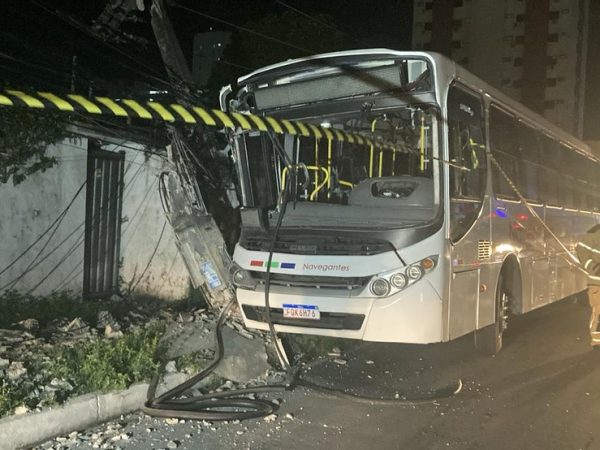 Ônibus ficou destruído e poste se partiu no meio — Foto: Eduardo Bueno/TV Cabo Branco