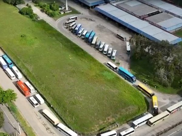 Ônibus ficaram parados na rodoviária de Natal nesta segunda-feira — Foto: Kleber Teixeira/Inter TV Cabugi