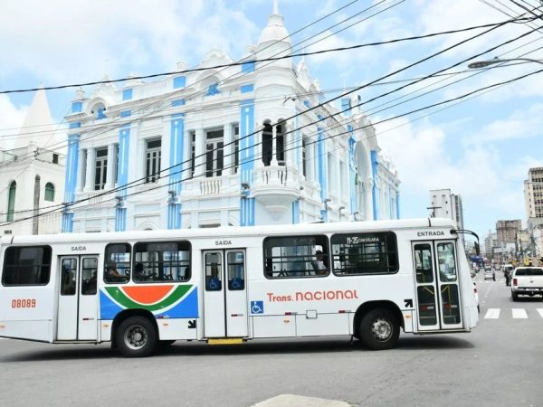 Ônibus passa em frente à sede da Prefeitura de Natal — Foto: Demis Roussos/STTU
