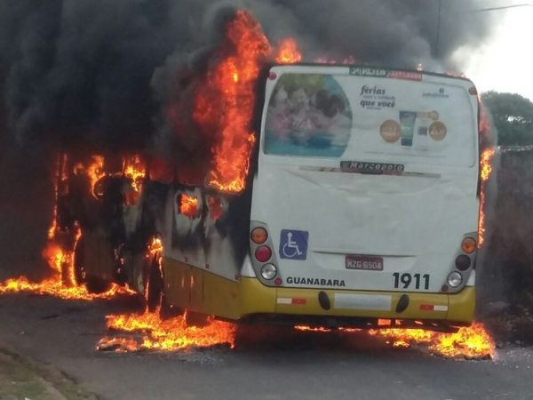Um ônibus da empresa Guanabara foi incendiado na Zona Oeste de Natal na tarde deste sábado (2) (Foto: Sergio Henrique Santos/Inter TV Cabugi)