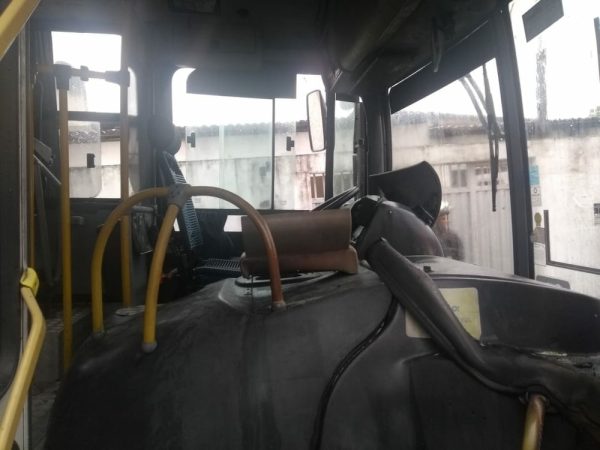 Criminosos atearam fogo em ônibus em São Gonçalo do Amarante; população conseguiu controlar o incêndio (Foto: Divulgação/PM)
