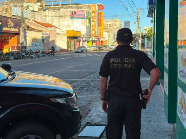 Operação cumpriu mandado de busca e apreensão em Cajazeiras — Foto: Divulgação/Polícia Federal