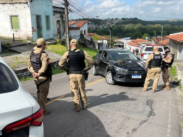Suspeitos de participar de roubo de carro ficam feridos após troca de tiros com a polícia, em João Pessoa — Foto: Pedro Hugo Lopes / TV Cabo Branco